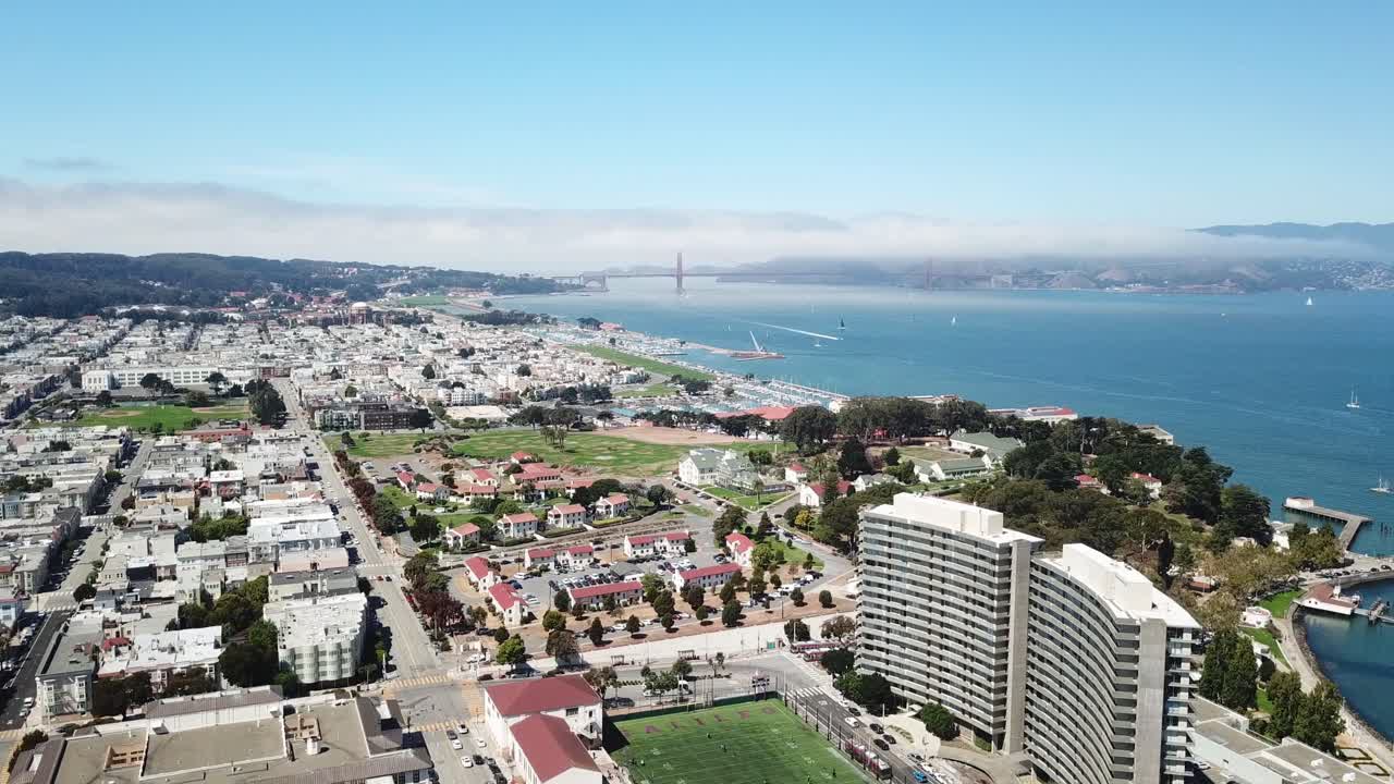 캘리포니아주 배경에 금문교가 있는 어부의 부두