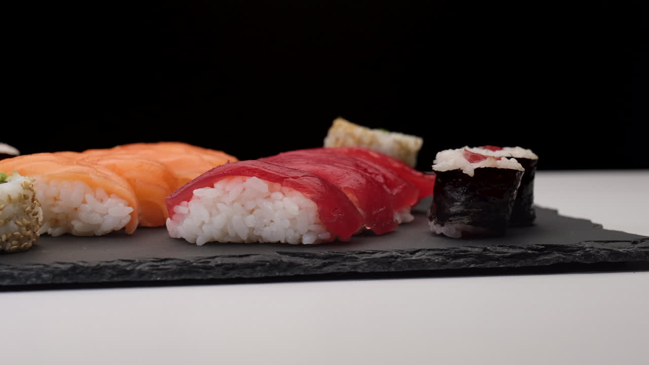 Sushiudvalg roterende på en tallerken