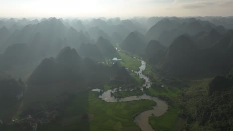 vista aérea del valle de phong nam, campo de arroz de cao bang en vietnam