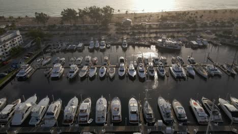 Eine-Luftaufnahme-über-Einer-Bootswerft-An-Einem-Sonnigen-Morgen-In-Südflorida