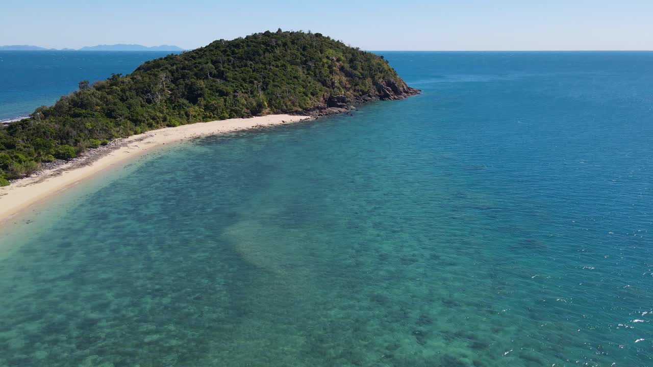 보트가 항해하는 퀸즐랜드 그레이트 배리어 리프에 있는 맑고 푸른 태평양으로 둘러싸인 랭포드 섬의 아름다운 모래와 산호침