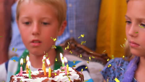 bolo de aniversário com velas acesas e animação de confete sobre crianças celebrando