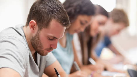 animación de los estudiantes concentrados, sentados escribiendo en el aula