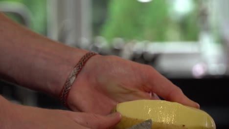 chef pelando con cuchillo las patatas hábilmente