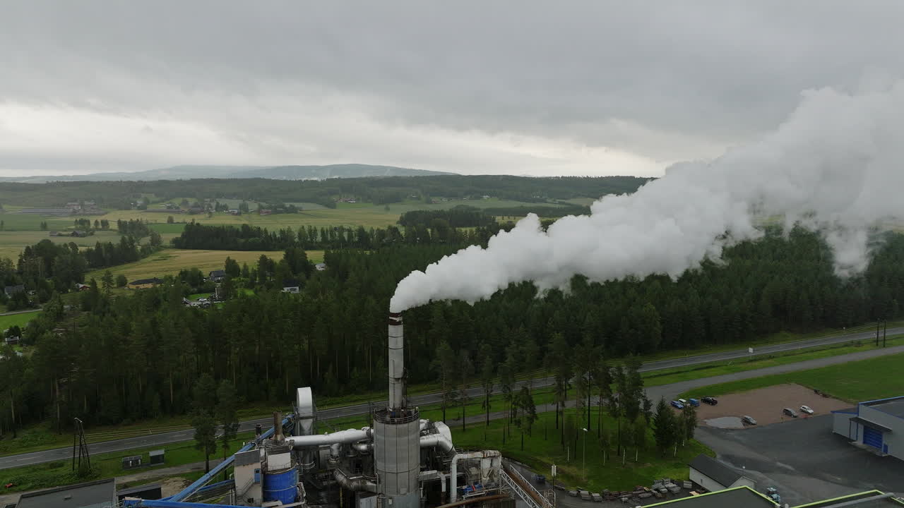 시골 의 목재 공장 에서 굴 ⁇  이 독성 가스 를 배출 한다