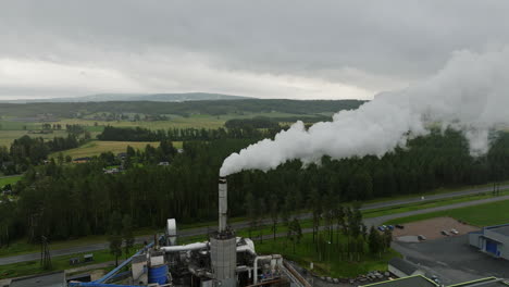 Schornstein-Stößt-Giftige-Gase-In-Einer-Holzmühle-Auf-Dem-Land-Aus