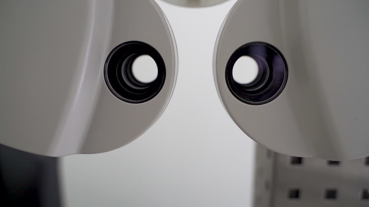 guardando attraverso lo specchio del phoroptor