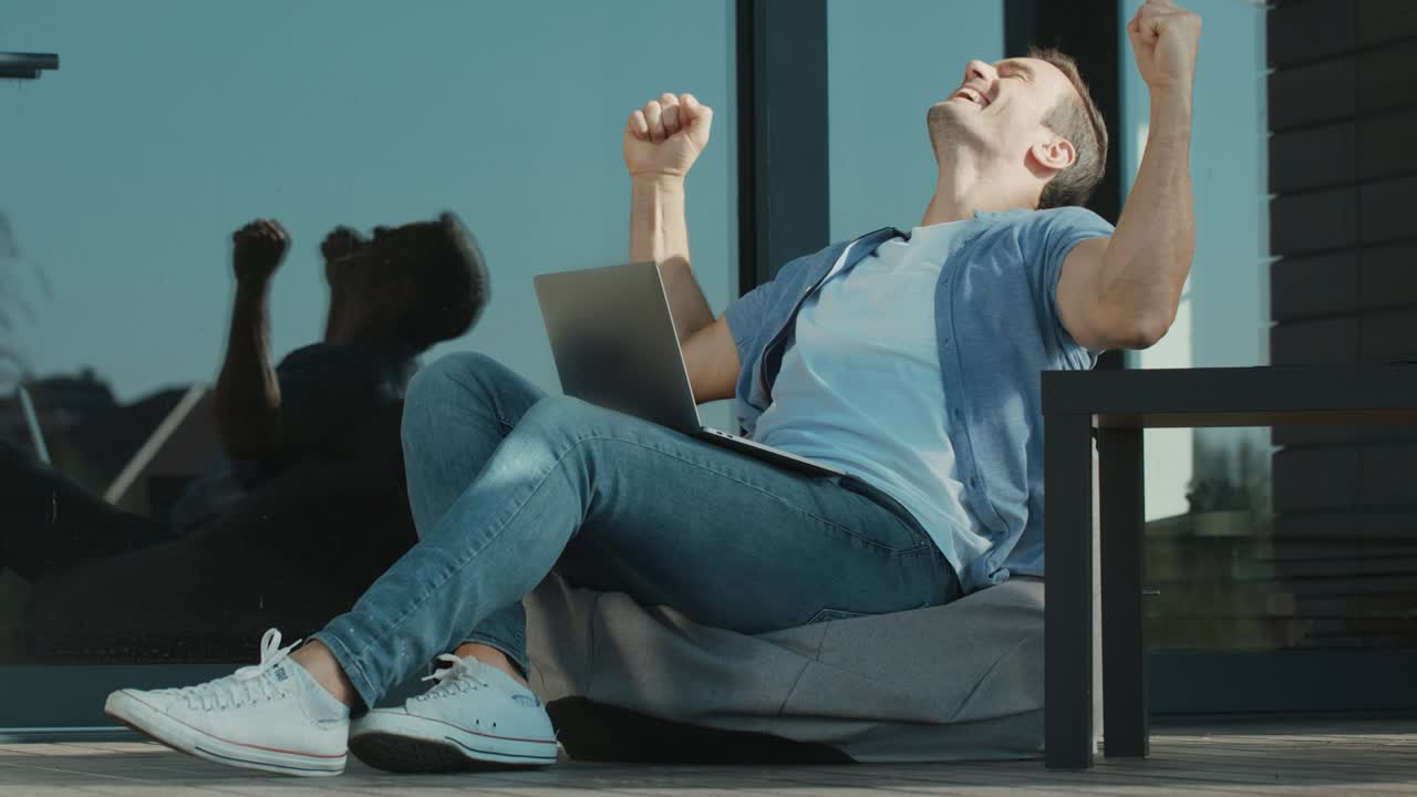 자신감 있는 사람이 사업 목표를 달성하고, 행복한 사람이 사업 승리를 축하합니다.