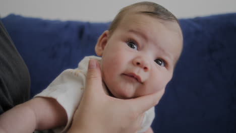 Mom-holding-baby-up-by-the-chin