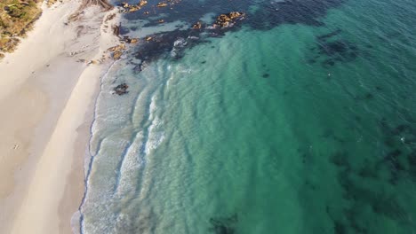 Antena-De-Drones-Moviéndose-Hacia-Atrás-Sobre-Hermosas-Aguas-Azules-En-El-Oeste-De-Australia