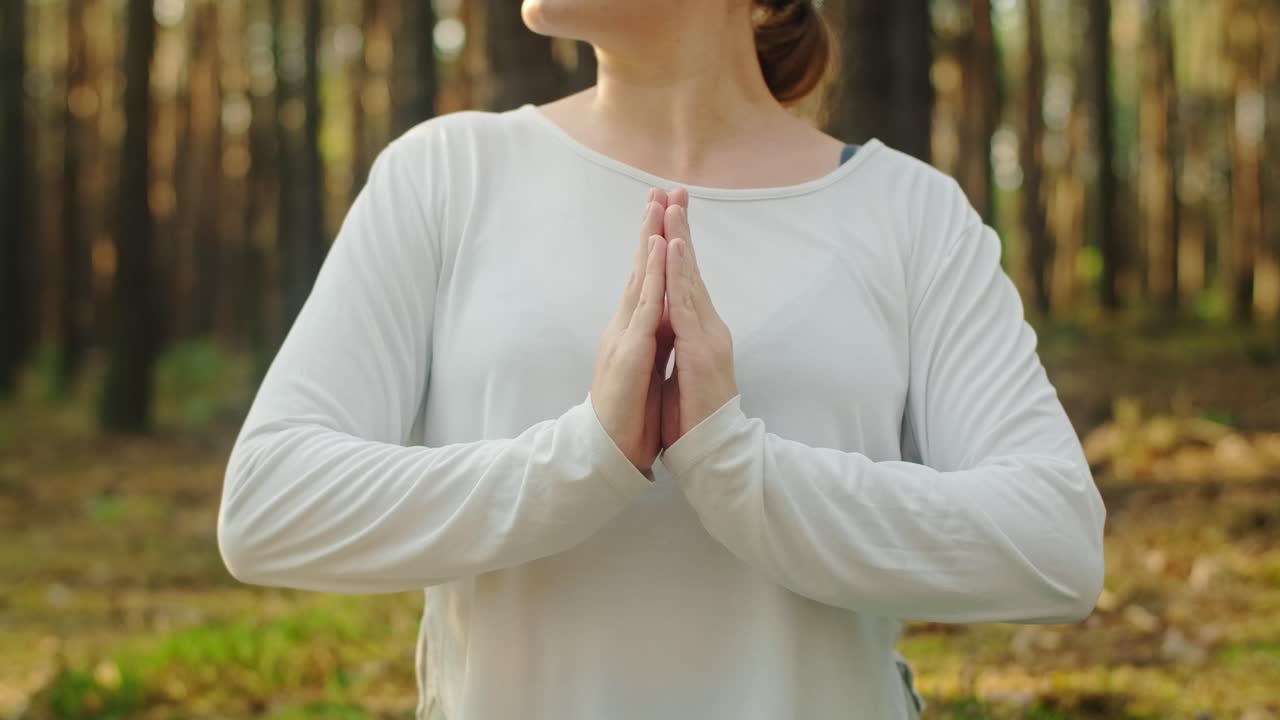 mujer practicando yoga en el bosque