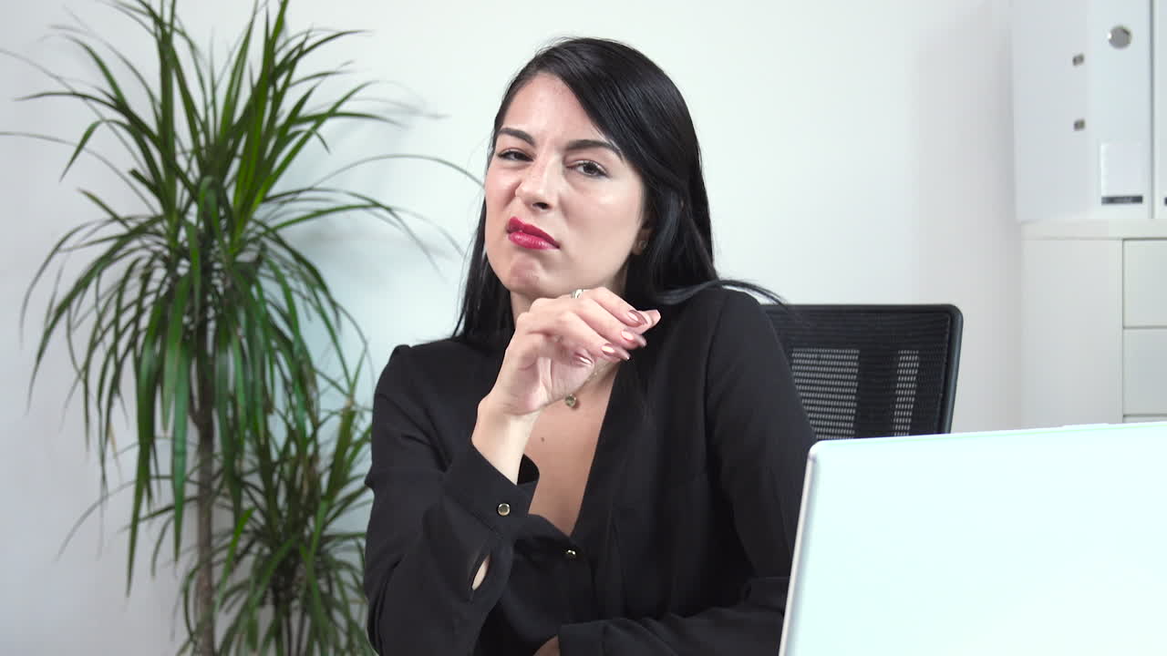 atractiva oficinista soso a la cámara