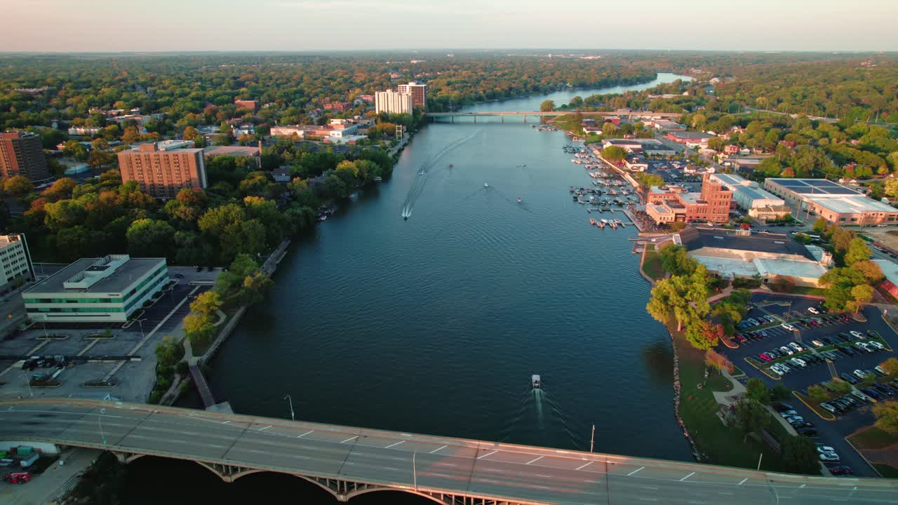 paisaje dorado y colorido sobre el río rock en rockford con algunos puentes pequeños barcos que pasan