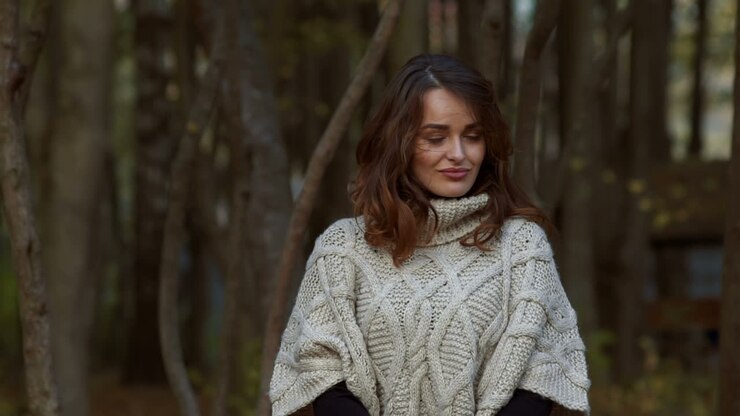 Donna nel parco autunnale. Ritratto all'aperto di una bella giovane donna nel parco in autunno.