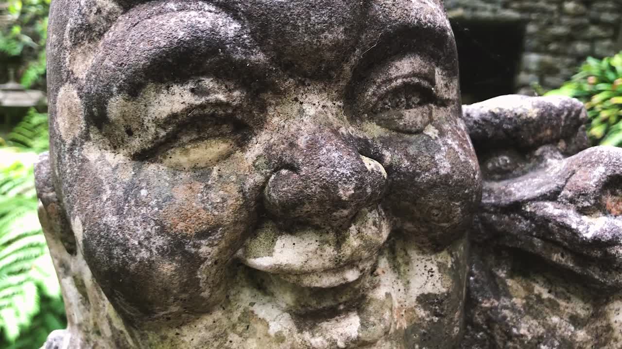 detalles de una escultura de cabeza de buda riéndose grungy - primer plano extremo