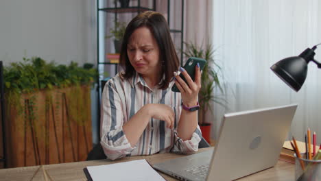 mujer de oficina de negocios uso de teléfono inteligente pierde, sorprendido por los resultados repentinos de la lotería, mala fortuna, pérdida