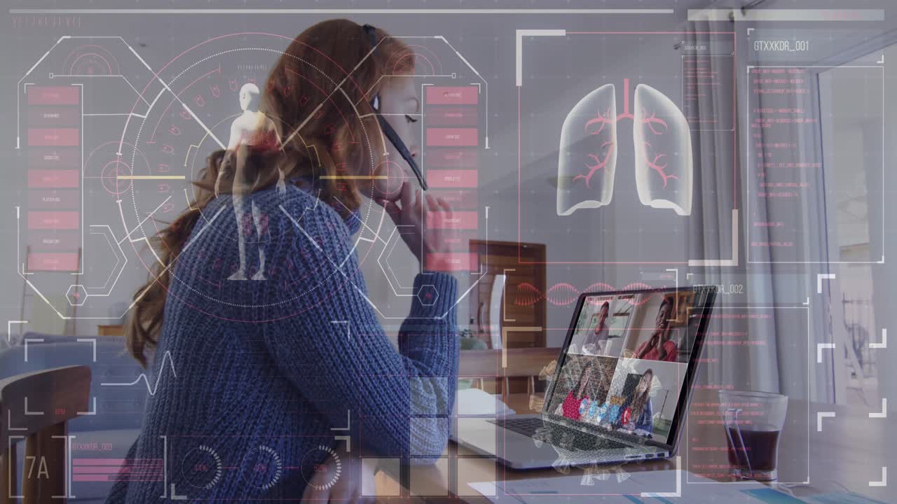 procesamiento de datos médicos contra una mujer que usa auriculares teniendo una videoconferencia con varias personas