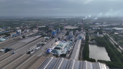 fotografía aérea de la fábrica que funciona con energía solar, el edificio está cubierto con paneles solares