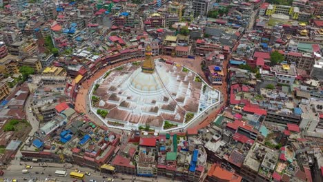la estupa de boudhanath que se eleva sobre el paisaje de la ciudad de katmandú, nepal, asia del sur