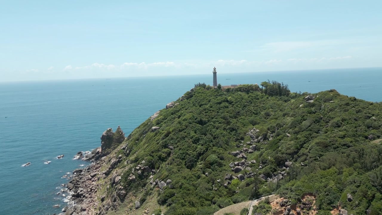 Orta Vietnam Bai Mon Plajı'nda Yalnız Deniz Feneri, Okyanus Yarımadası Üzerinde Drone Yükselişi 4K 60FPS.