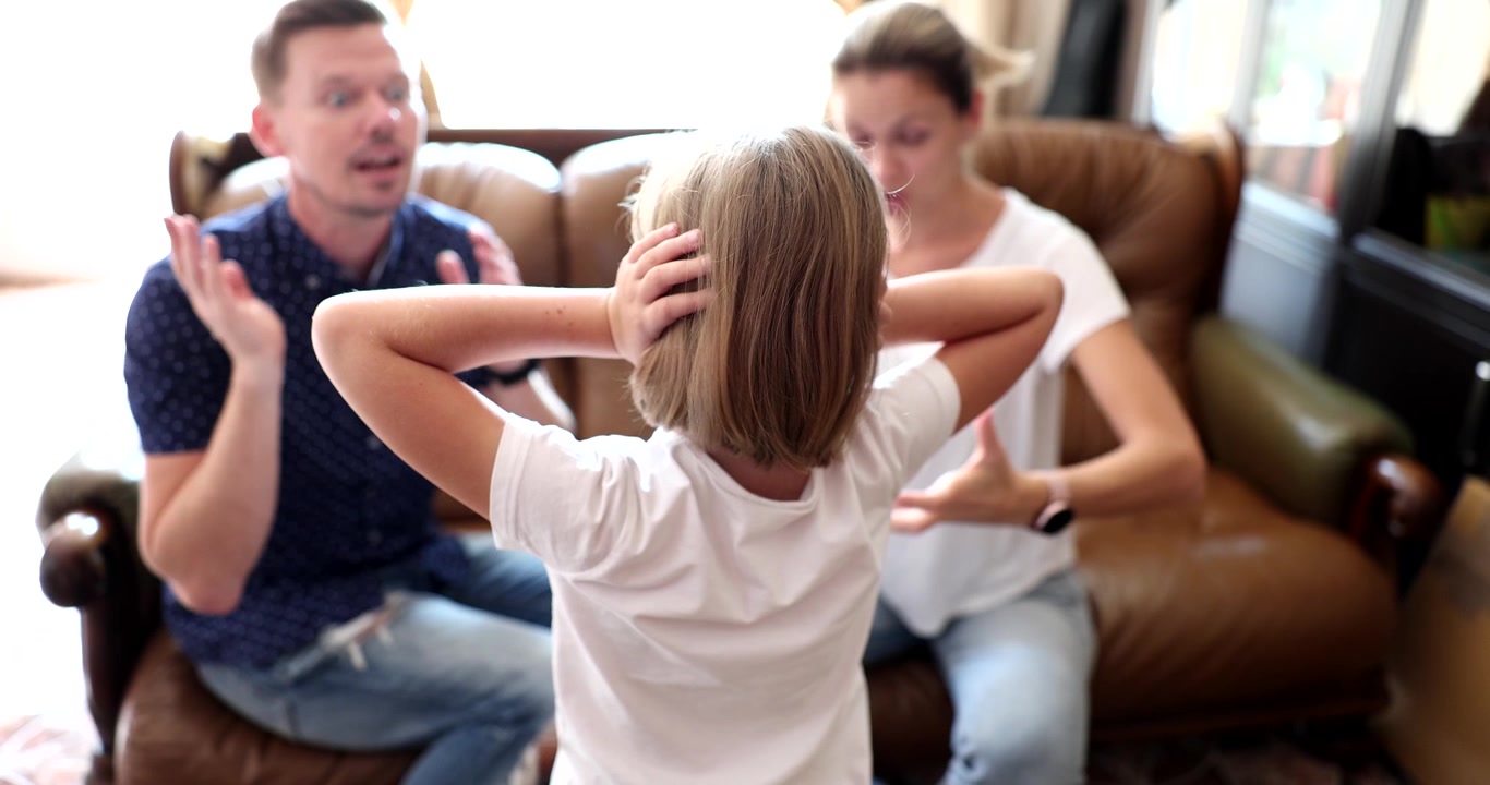 Forældre skændes, mens barnet reagerer følelsesmæssigt på konflikten