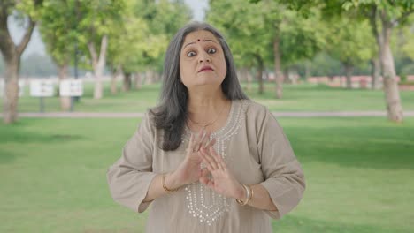 anciana india hablando con la cámara en el parque