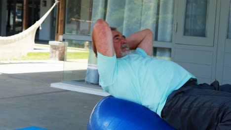 Älterer-Mann-Trainiert-Auf-Einem-Fitnessball-Und-Macht-Crunches