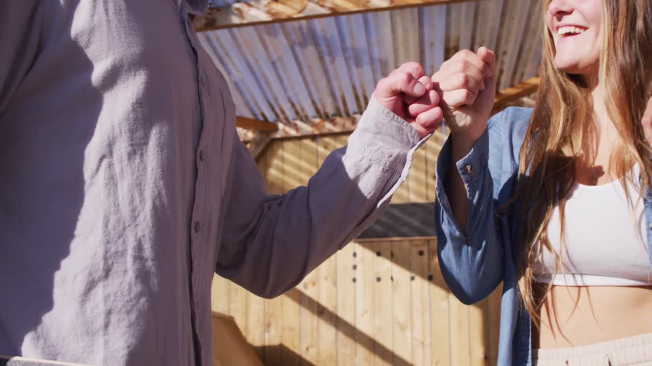 스케이트 파크에서 행복한 다양한 여성과 남성 스케이트보더의 비디오