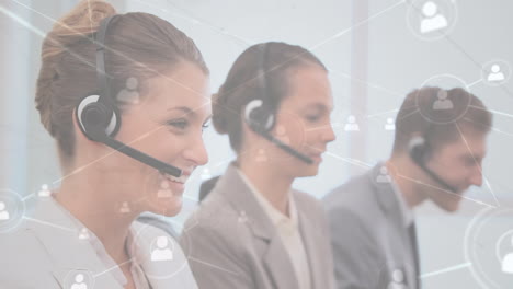 animación de una red de iconos de perfil sobre una ejecutiva de atención al cliente que habla por auricular telefónico.