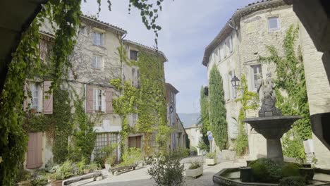 Pequeña-Plaza-Histórica-Del-Mercado-En-Un-Antiguo-Pueblo-De-Francia-Con-Muchas-Casas-Antiguas-De-Piedra-Cuando-Hace-Buen-Tiempo.