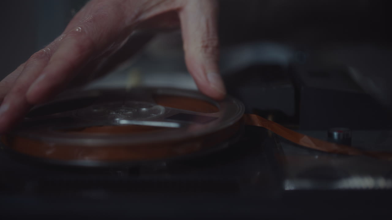 스파이는 신중한 녹음을 듣습니다.