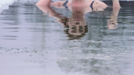 Una-Mujer-Joven-Está-Nadando-En-Invierno