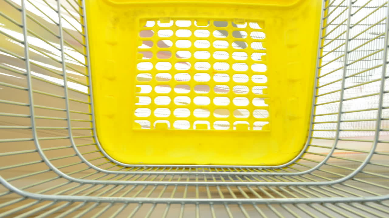 Il carrello in un supermercato. Ripresa in movimento