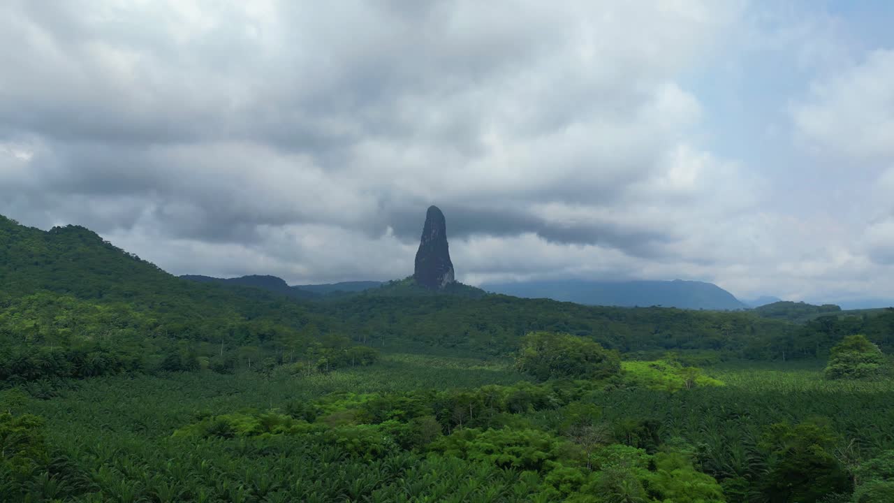 vista aérea desde el pico cao grande ubicado al sur de são tomé?