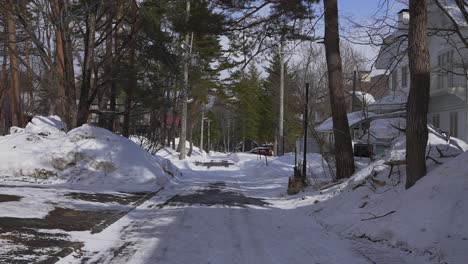 In-Einer-Malerischen-Szene-Fängt-Das-Objektiv-Eine-Schneebedeckte-Straße-In-Der-Stadt-Hakuba-Ein,-Die-Vom-Sanften-Schein-Des-Tageslichts-Beleuchtet-Wird-Und-Eine-Magische-Winteratmosphäre-Schafft