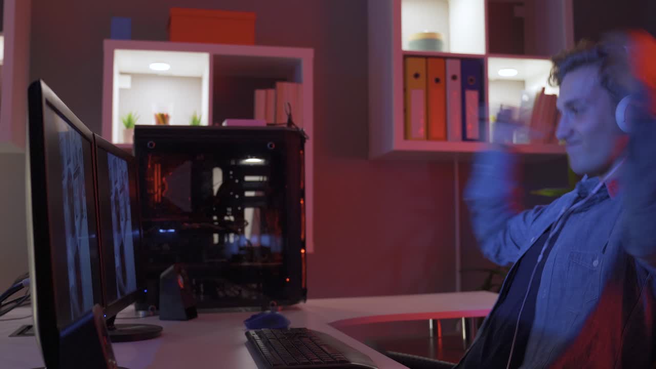 전문적인 젊은 e스포츠 선수입니다.