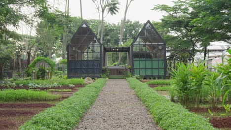 Encantadora-Casa-Con-Jardín-Que-Ofrece-Un-Refugio-Tranquilo-Rodeado-De-Exuberante-Vegetación