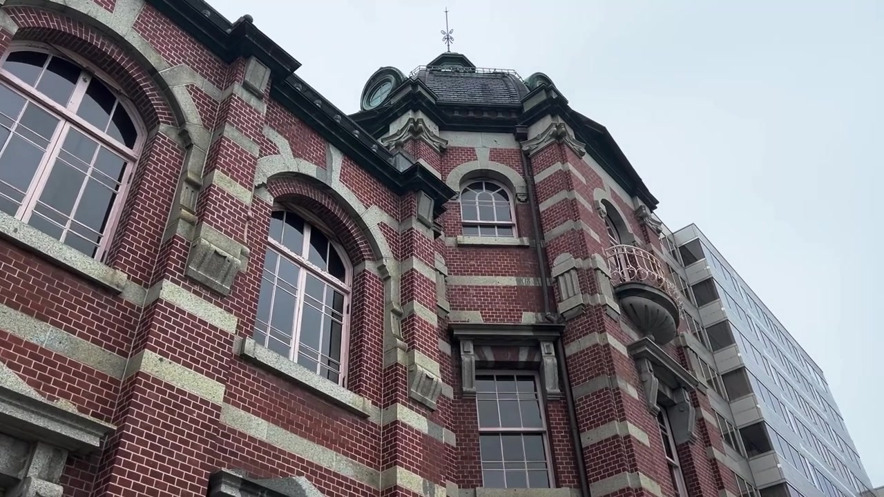 Edificio in mattoni rossi della Banca di Iwate, Giappone