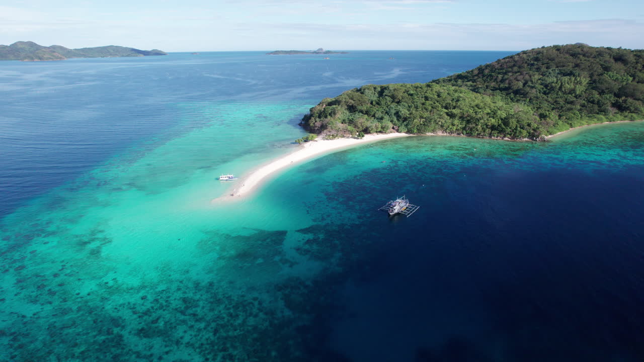 필리핀 팔라완 에 있는 숨 막히는 디타이타이안 모래바 를 보여 주는 항공 영상