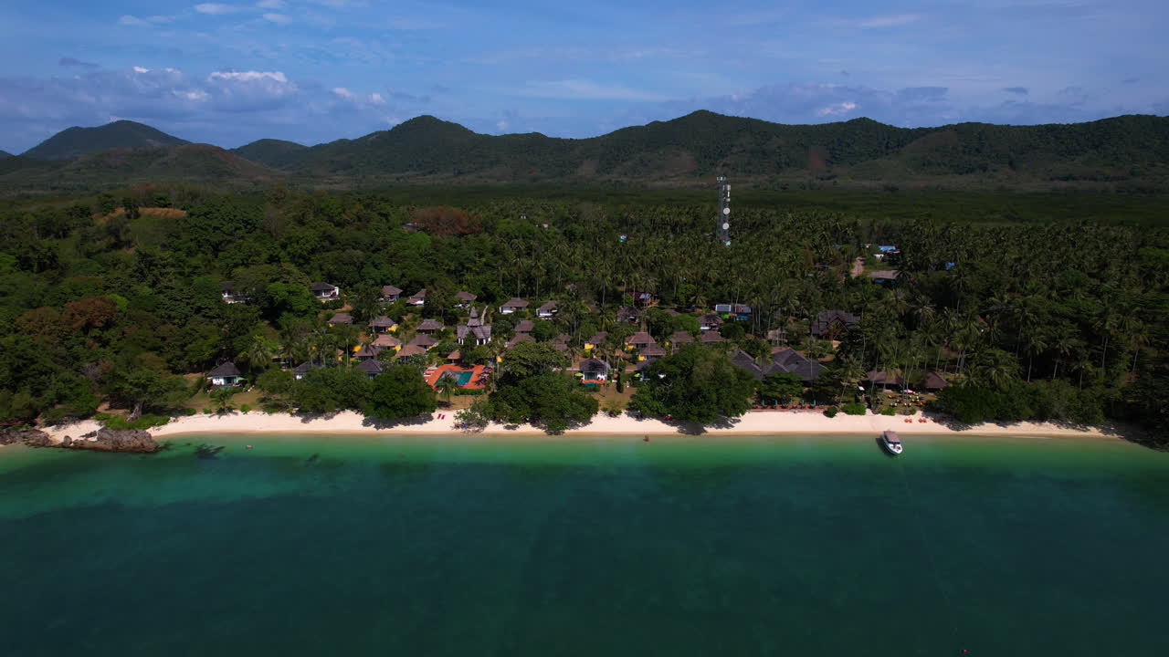 열대 해변 휴양지 의 공중 사진