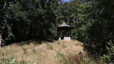 Un-Pequeño-Mirador-Vacío-En-Un-Parque-O-Bosque-En-Verano