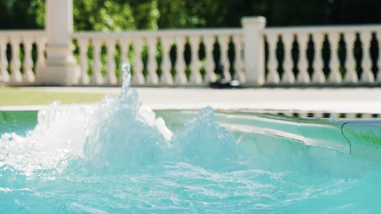 수영장의 워터제트에서 솟아오르는 거품의 슬로모션 샷