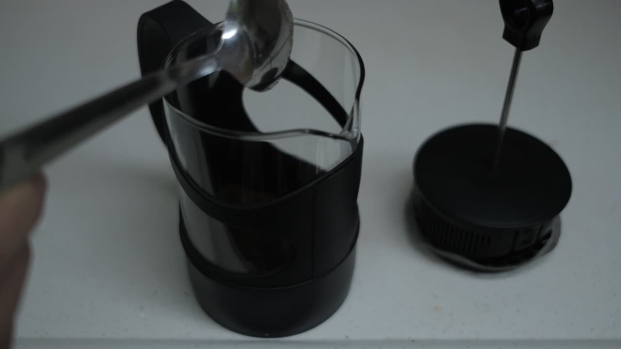 테이블 위에 프렌치 프레스