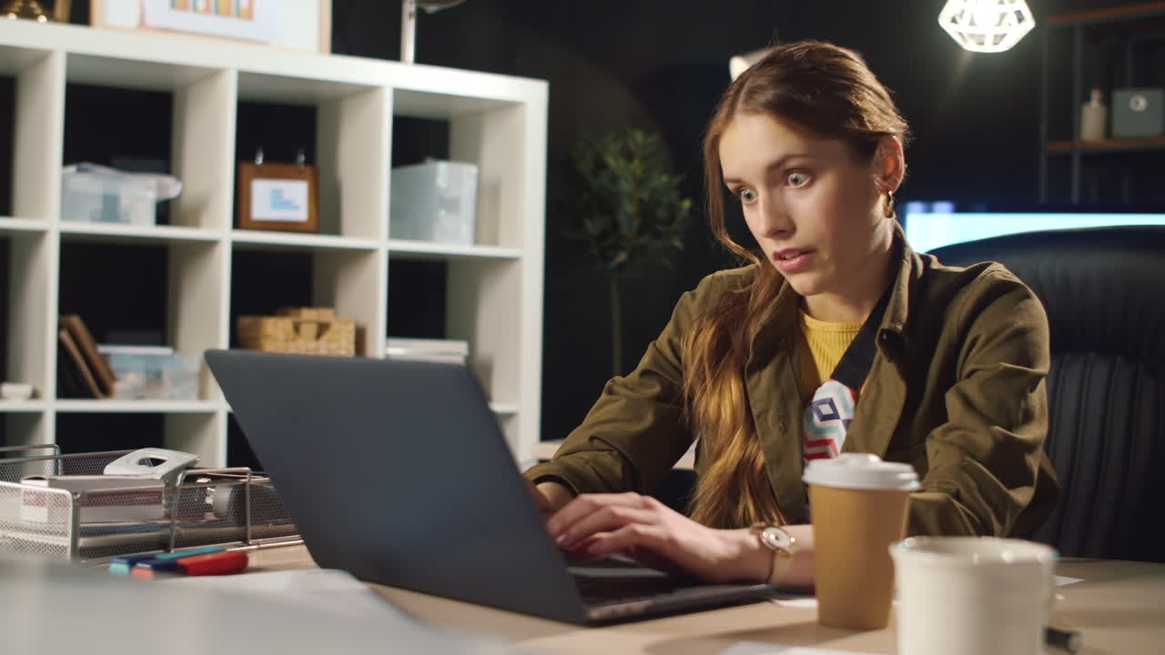 Donna d'affari stressata che lavora a un progetto fino a tardi in ufficio. Ragazza stanca che lavora al portatile.