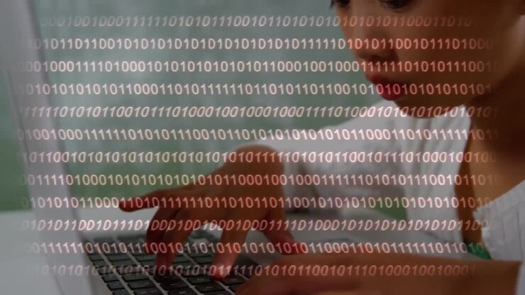 Animazione di codice binario sovrapposta a una studentessa che usa il laptop e studia.