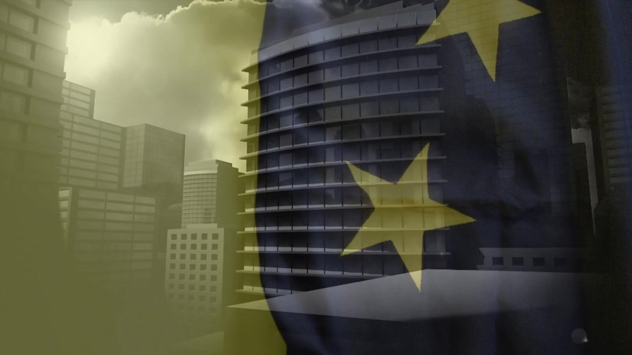 Bandiera dell'UE che sventola dopo una raffica di vento, le stelle si spostano e le pieghe rivelano una torre per evidenziare lo skyline.