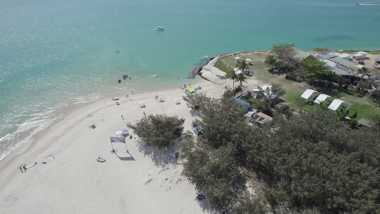 туристы на пляже с белым песком летом