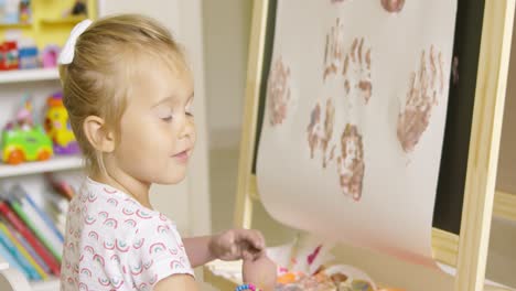 feliz atractiva pequeña chica rubia artista