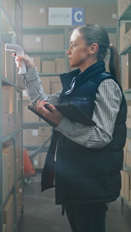trabajador del almacén comprobando el inventario y tomando la temperatura
