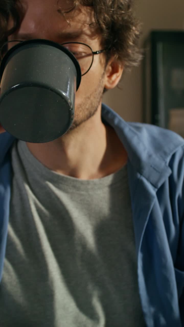 hombre bebiendo café y leyendo